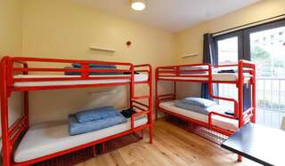 Хостелы Snoozles Tourist Hostel Голуэй Кровать в общем номере с 4 кроватями-1