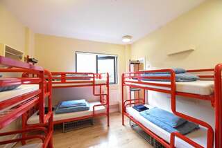 Хостелы Snoozles Tourist Hostel Голуэй Кровать в общем 6-местном номере для мужчин и женщин-1